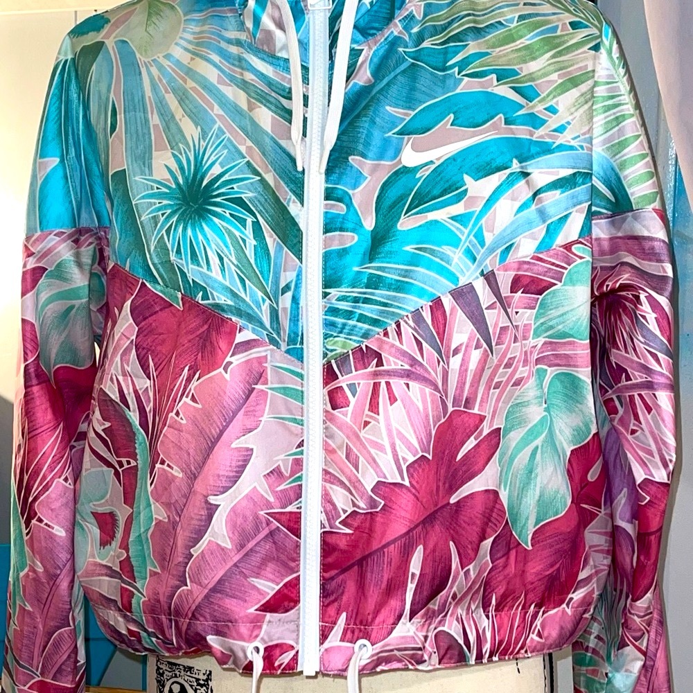 Nike Crop windbreaker small runs large